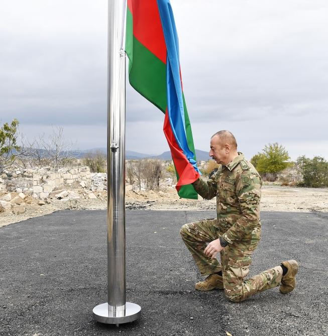Президент Азербайджана Ильхам Алиев поднял флаг Азербайджана в Агдаме
