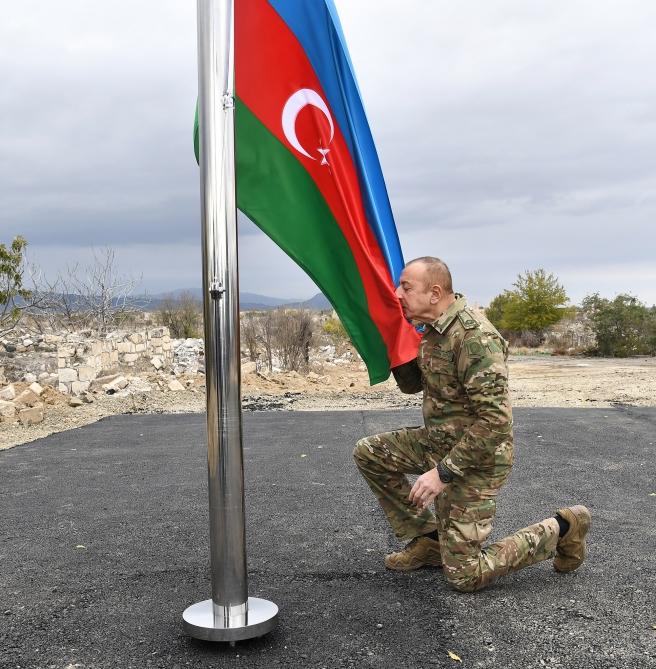 Президент Азербайджана Ильхам Алиев поднял флаг Азербайджана в Агдаме