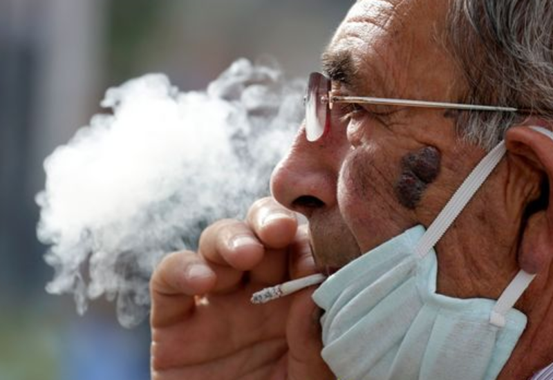 В Азербайджане за курение на улице будут штрафовать на 100 манатов