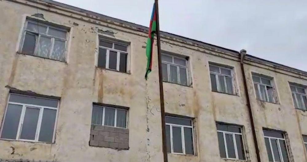 В селе Гюлаблы в Агдаме поднят флаг Азербайджана