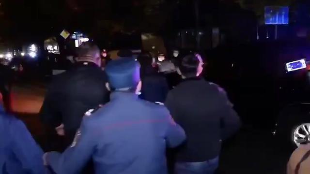 Армяне заблокировали кортеж Пашиняна