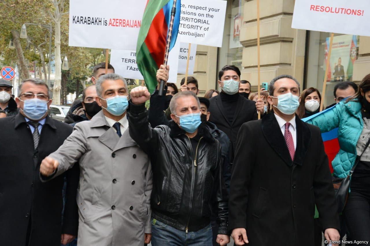 Перед посольством Франции в Баку проходит акция протеста