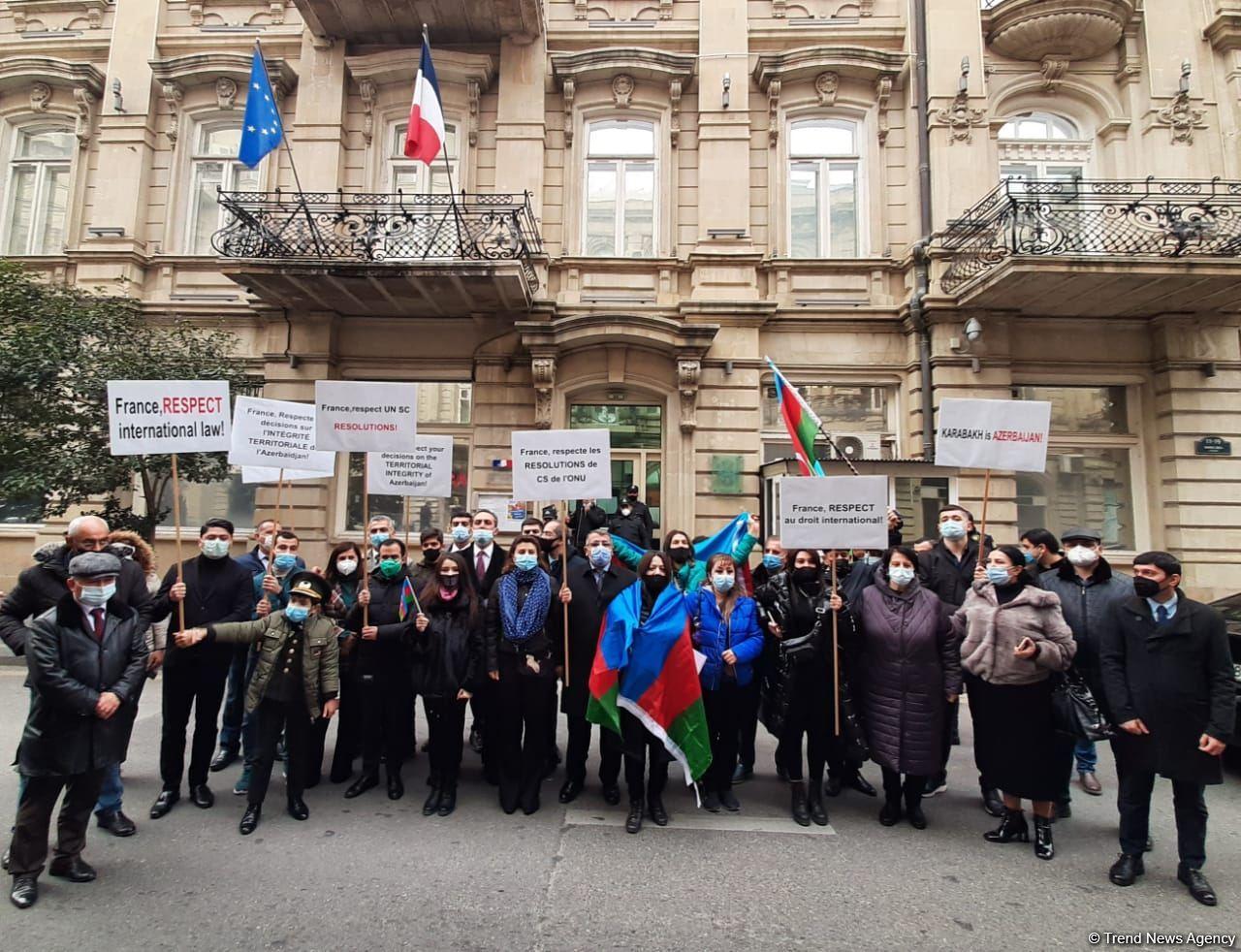 Перед посольством Франции в Баку проходит акция протеста