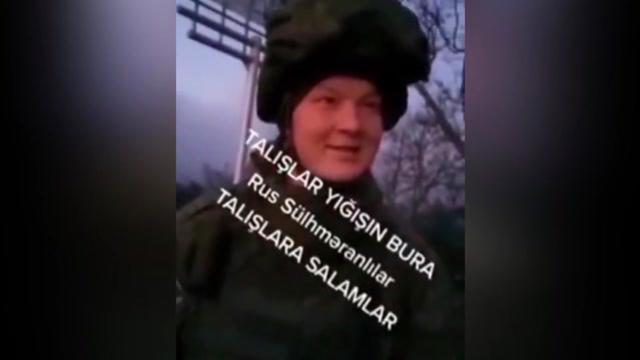 Солдат учит российского миротворца азербайджанскому языку