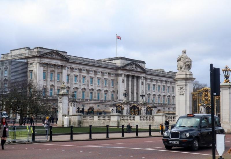 Служащий Букингемского дворца признался в краже ценностей на сумму в 135 тыс. долларов