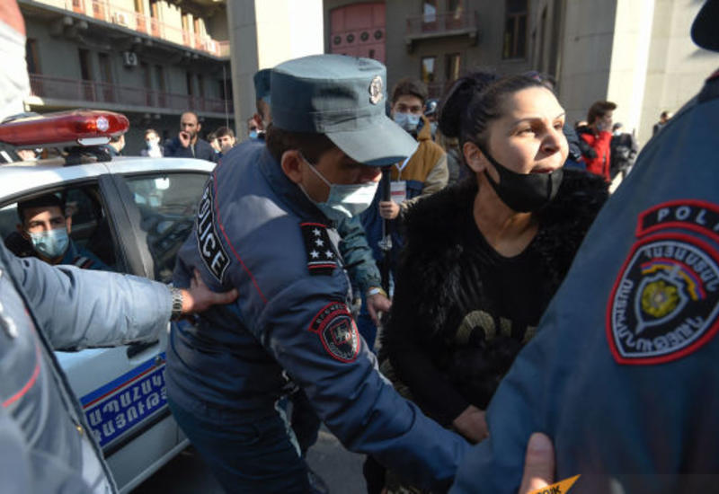 Полиция Еревана избивает протестующих