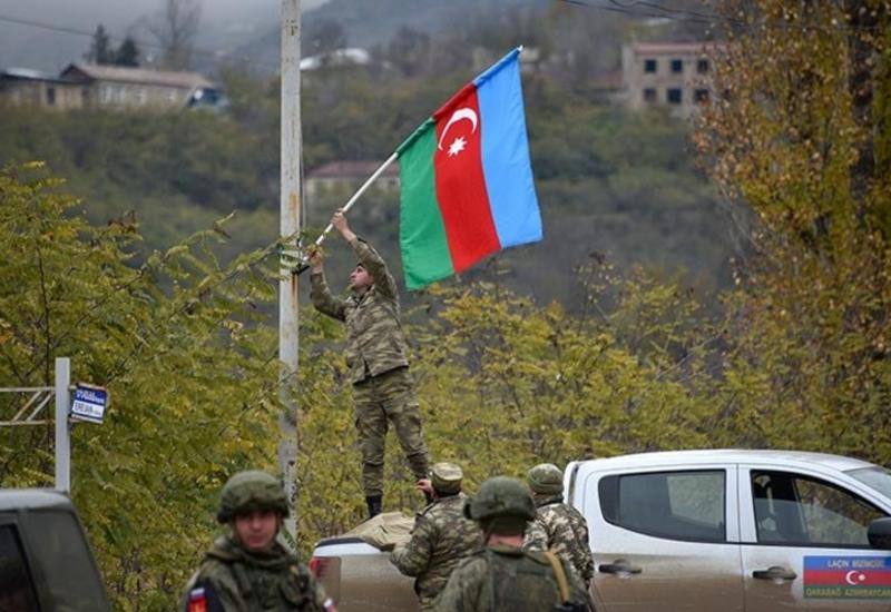 Азербайджанские военнослужащие украсили город Лачин флагами