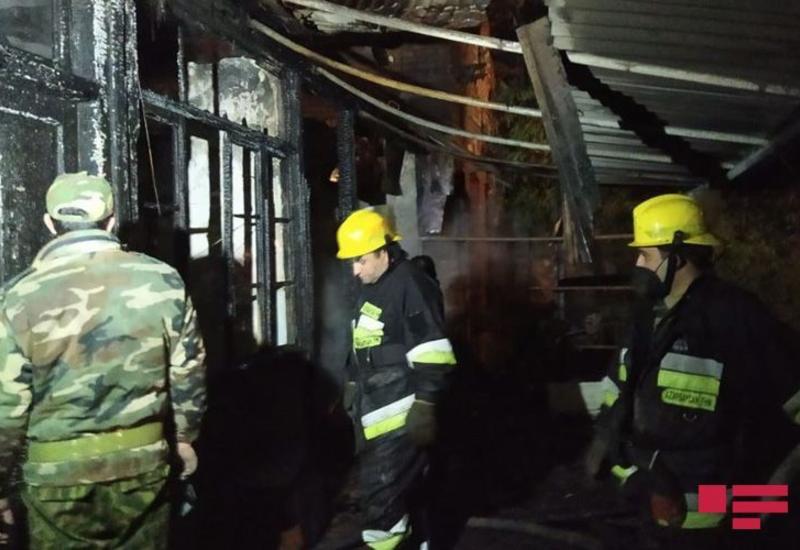 В Азербайджане сгорел дом, хозяин погиб, супруга получила ожоги