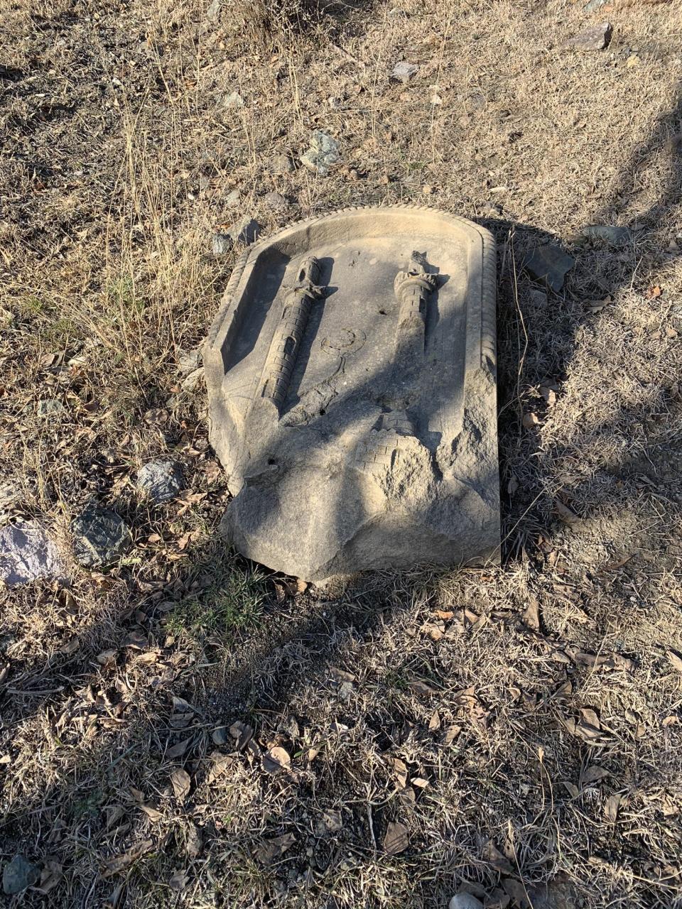 Армяне разрушили могилы на кладбище в Кельбаджаре