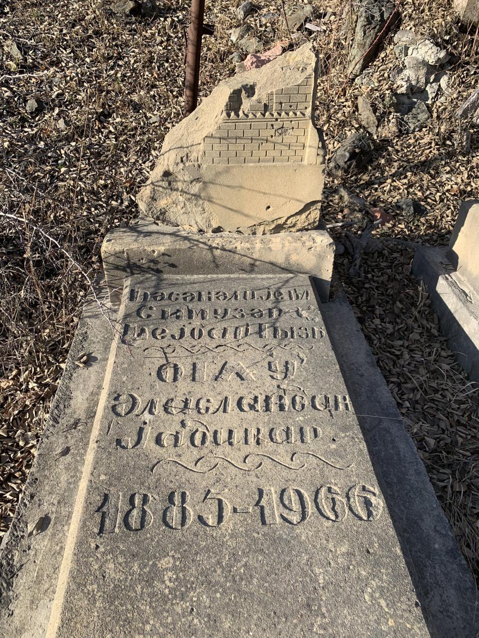 Армяне разрушили могилы на кладбище в Кельбаджаре