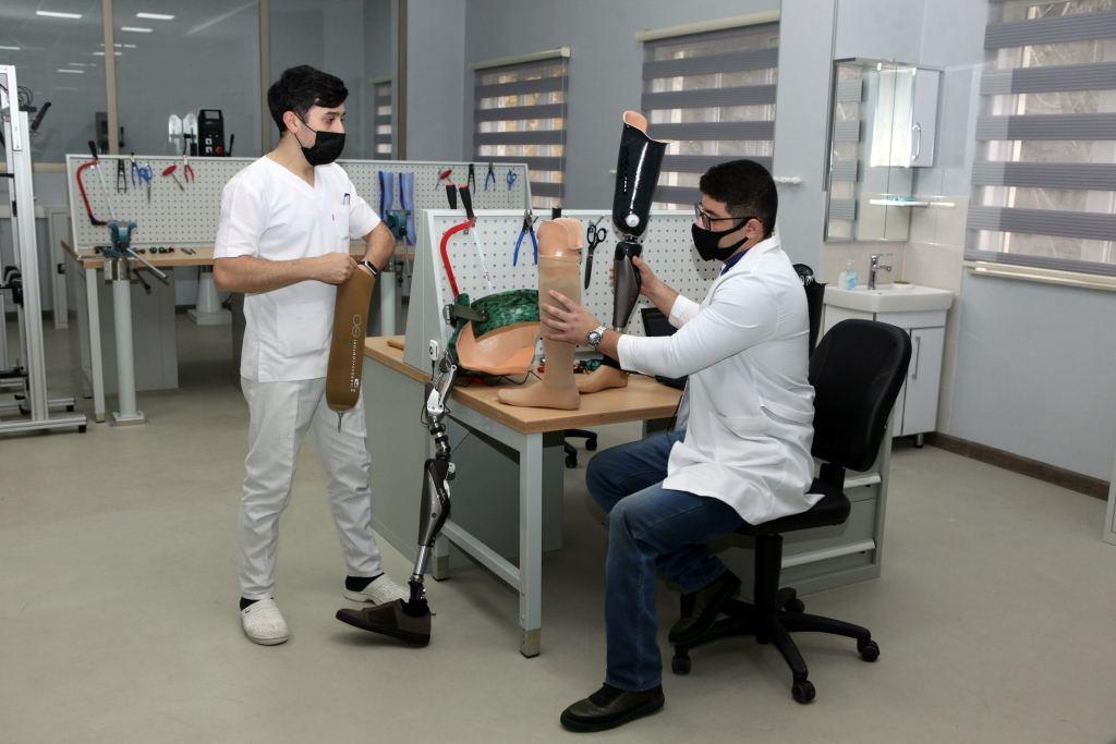 В Азербайджане представили первые высокотехнологичные протезы местного производства