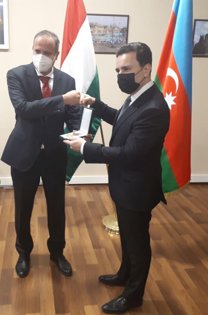 Заслуженному артисту Азербайджана вручен "Золотой крест" Венгрии