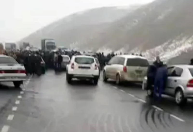 "О наших солдатах забыли": возмущенные армяне перекрыли дорогу Гюмри-Бавра