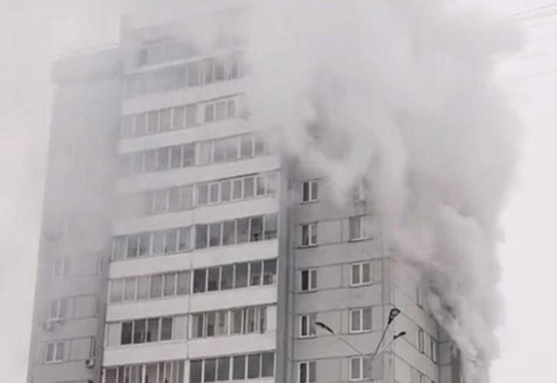 Десятки человек эвакуировались из горящей в Красноярске жилой высотки