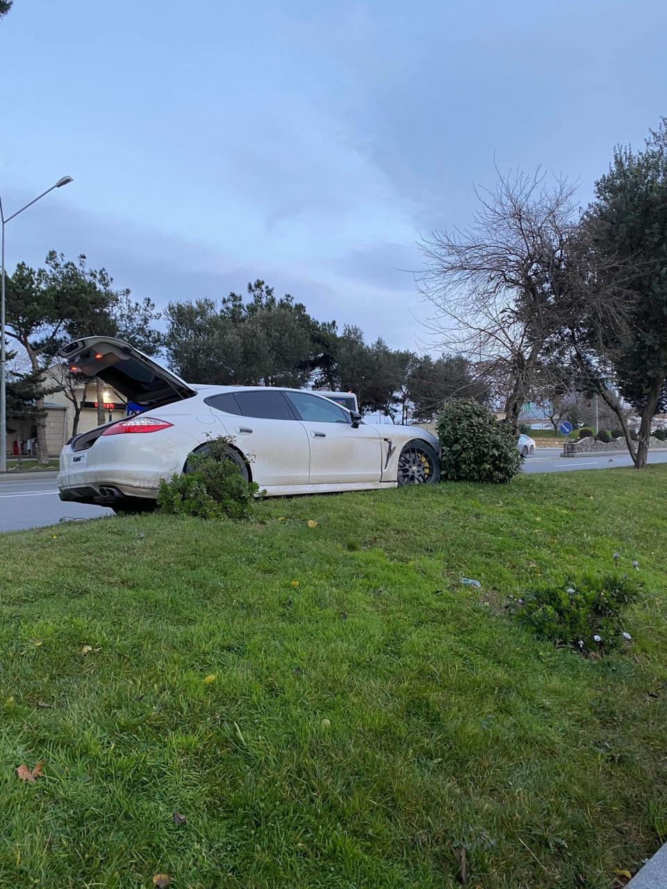 В Баку Porsche совершил аварию