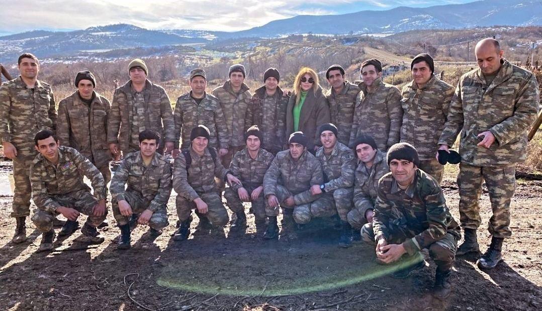 Айгюн Кязымова и азербайджанские солдаты передают привет из Шуши