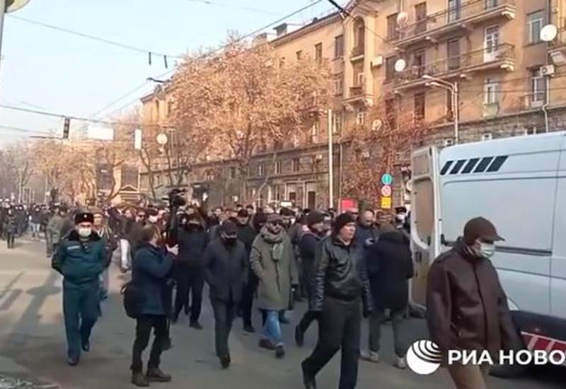 Протестующие в Армении двинулись по улицам Еревана