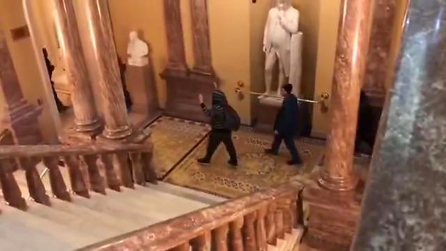 Сторонники Трампа прорвались в здание Конгресса США