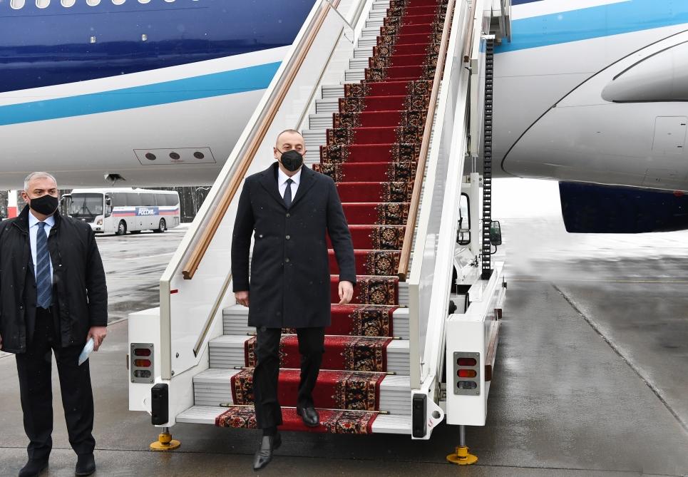 Президент Ильхам Алиев прибыл с рабочим визитом в Москву по приглашению Владимира Путина