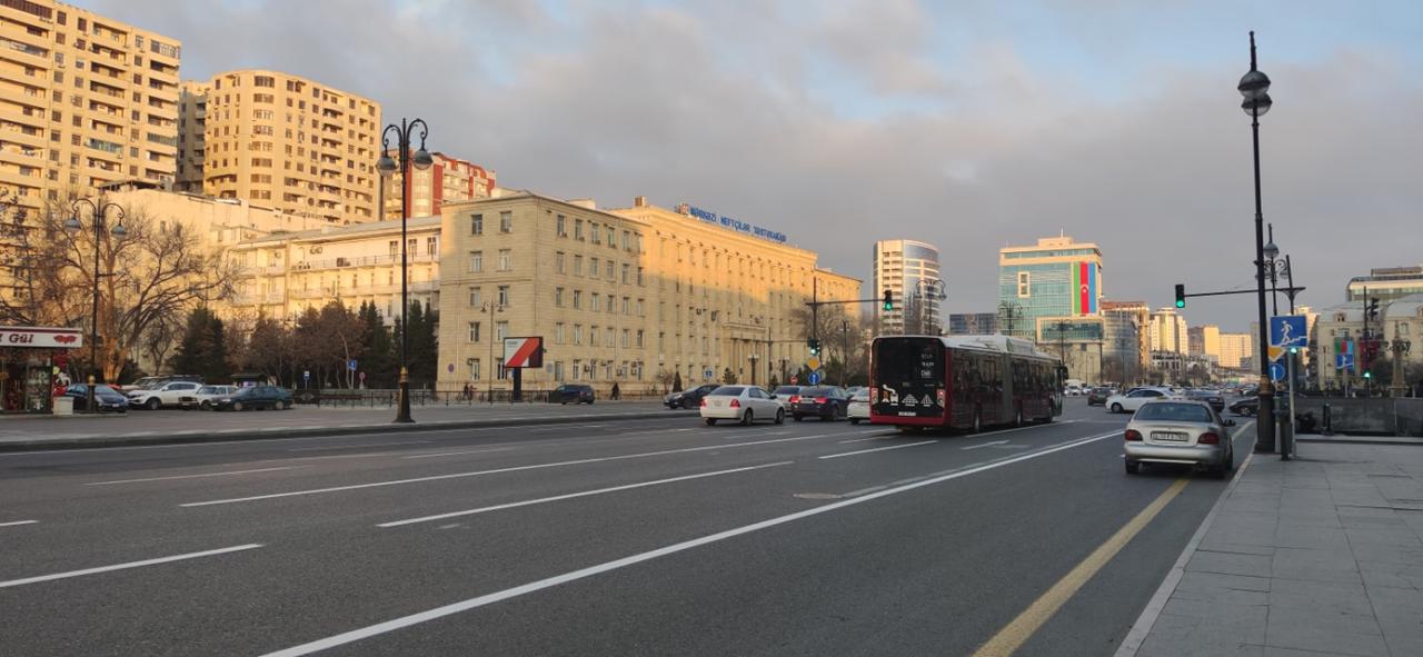 Одну из центральных улиц Баку пересекли два перекрёстка со светофорами