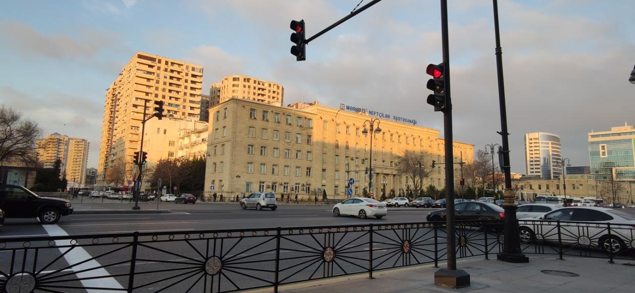 Одну из центральных улиц Баку пересекли два перекрёстка со светофорами