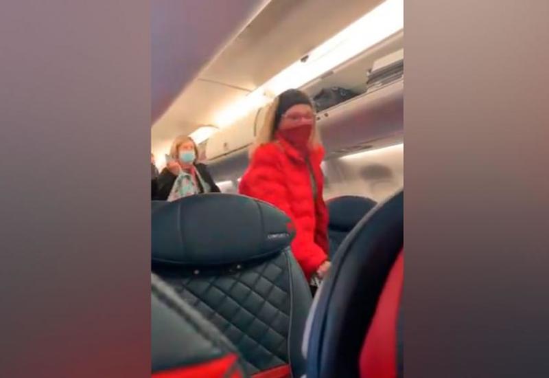 В США пассажиров высадили из самолета из-за разговора в поддержку Трампа