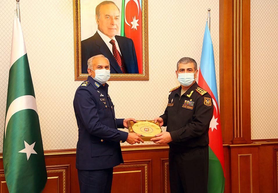 Азербайджан и Пакистан обсудили вопросы расширения военных связей
