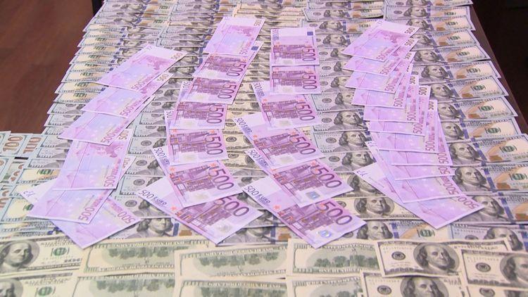 В Баку задержан мужчина, продававший доллары дороже официального курса