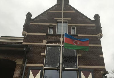 В нидерландском городе Остервейк на здании мэрии вывешен азербайджанский флаг в память о директоре "Baku Network" Эльхане Алескерове - ФОТО
