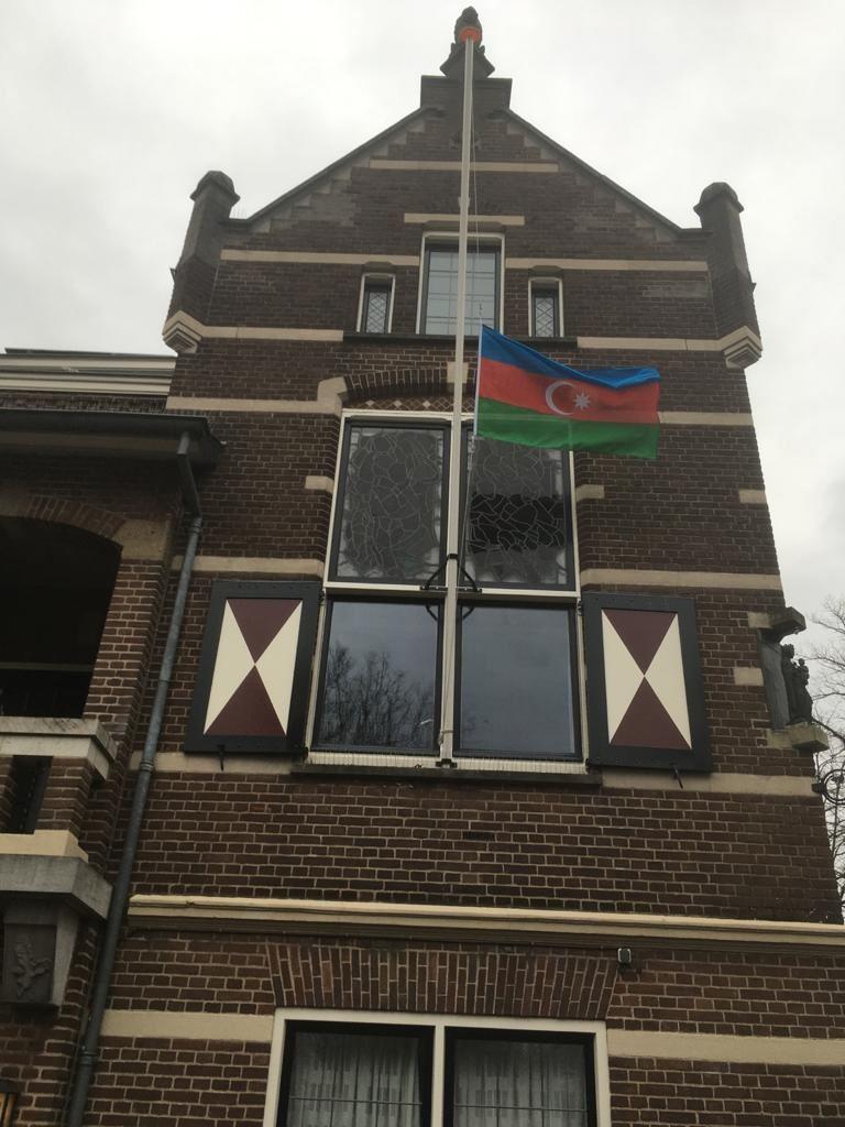 В нидерландском городе Остервейк на здании мэрии вывешен азербайджанский флаг в память о директоре "Baku Network" Эльхане Алескерове