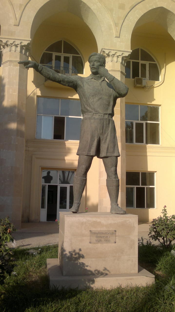 В Баку перекрасили памятник Тофику Бахрамову