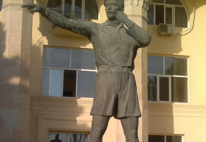 В Баку перекрасили памятник Тофику Бахрамову