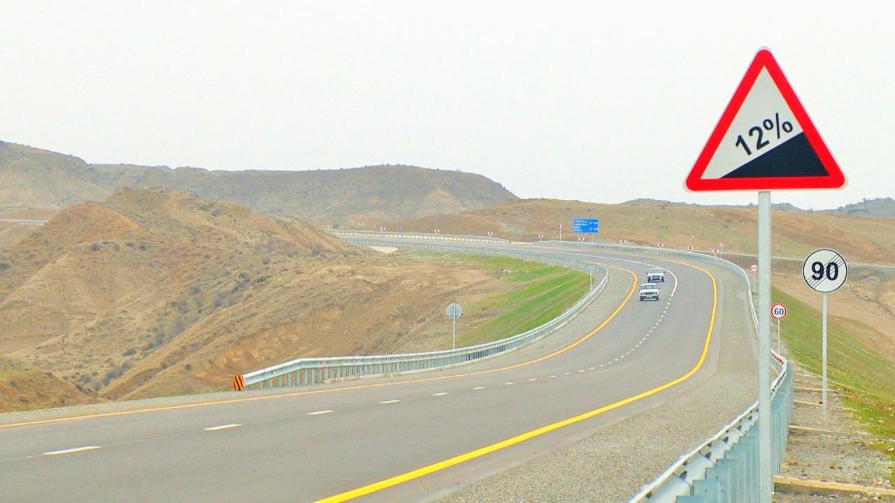 В Азербайджане завершено строительство двух дорог