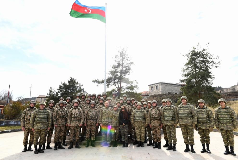 Prezident İlham Əliyev Şuşada Azərbaycan bayrağını yüksəldib