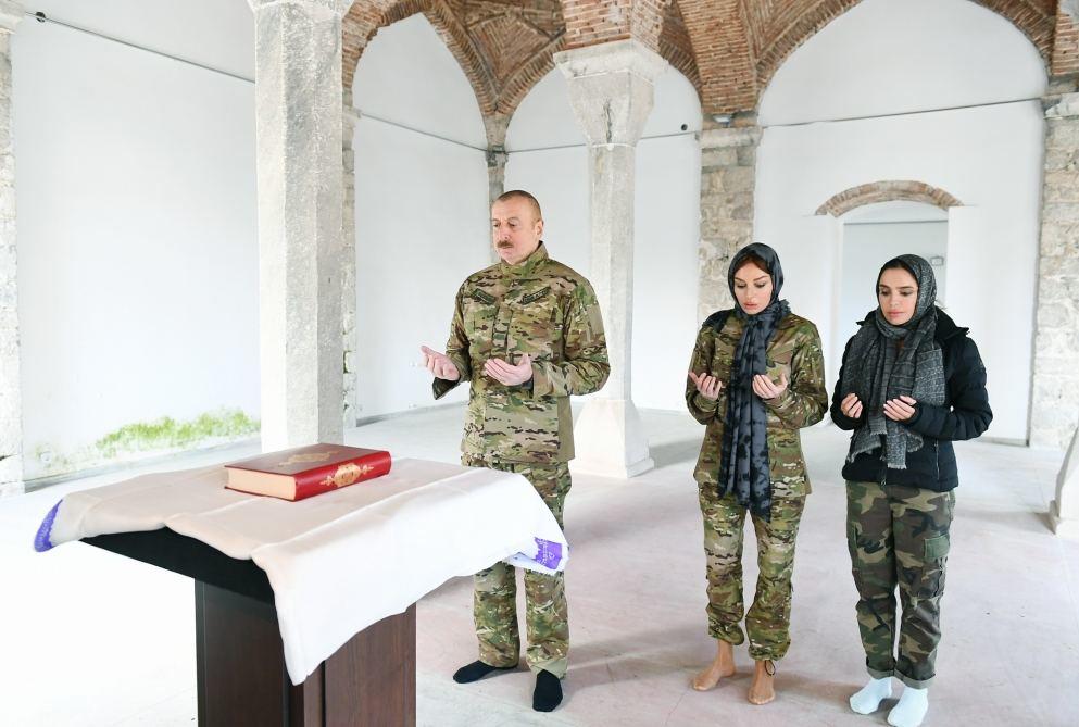 Президент Азербайджана Ильхам Алиев и Первая леди Мехрибан Алиева посетили мечеть в Шуше