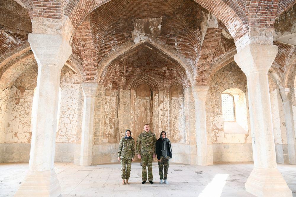 Президент Азербайджана Ильхам Алиев и Первая леди Мехрибан Алиева посетили мечеть в Шуше