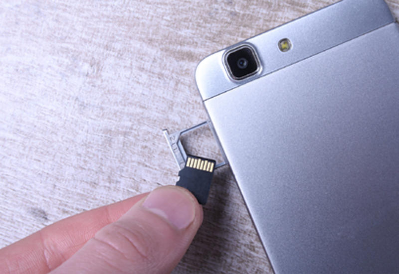 Samsung отказалась от карт памяти в новых смартфонах
