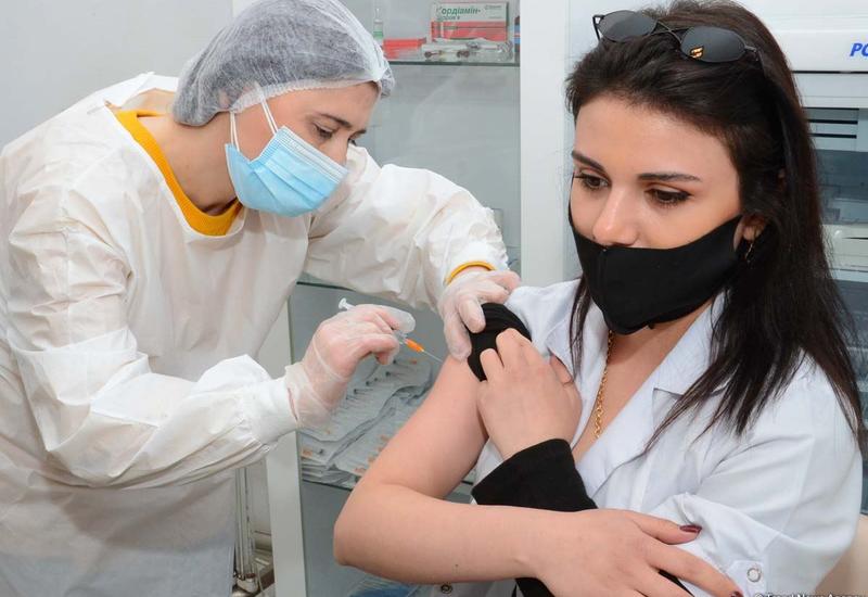 Главврач о состоянии первых вакцинированных в Азербайджане