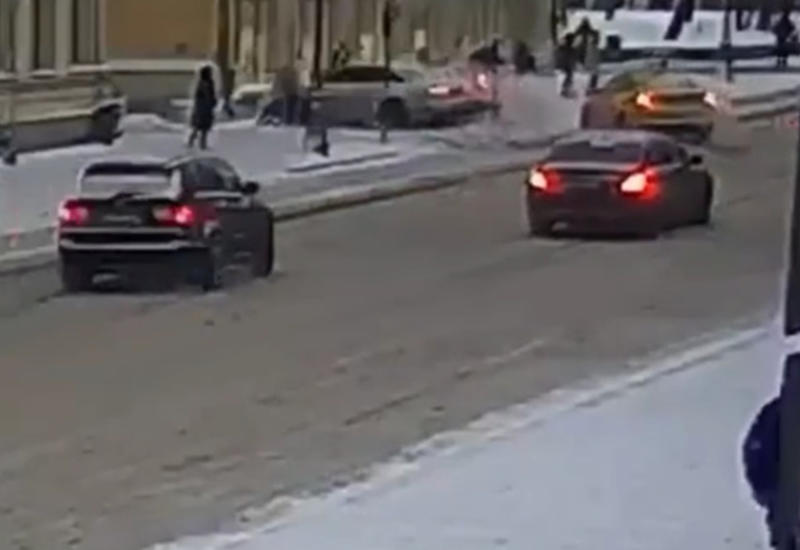Машина сбила пешехода в центре Москвы и врезалась в стену