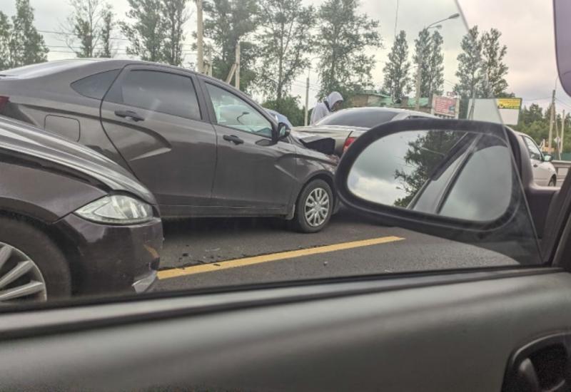 Автомобиль влетел в пять машин на светофоре в Петербурге