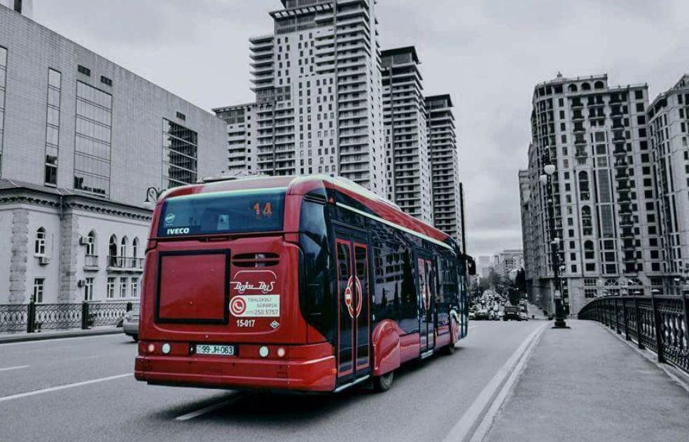 Автобусы в Баку опаздывают из-за водителей, ездящих по спецполосам