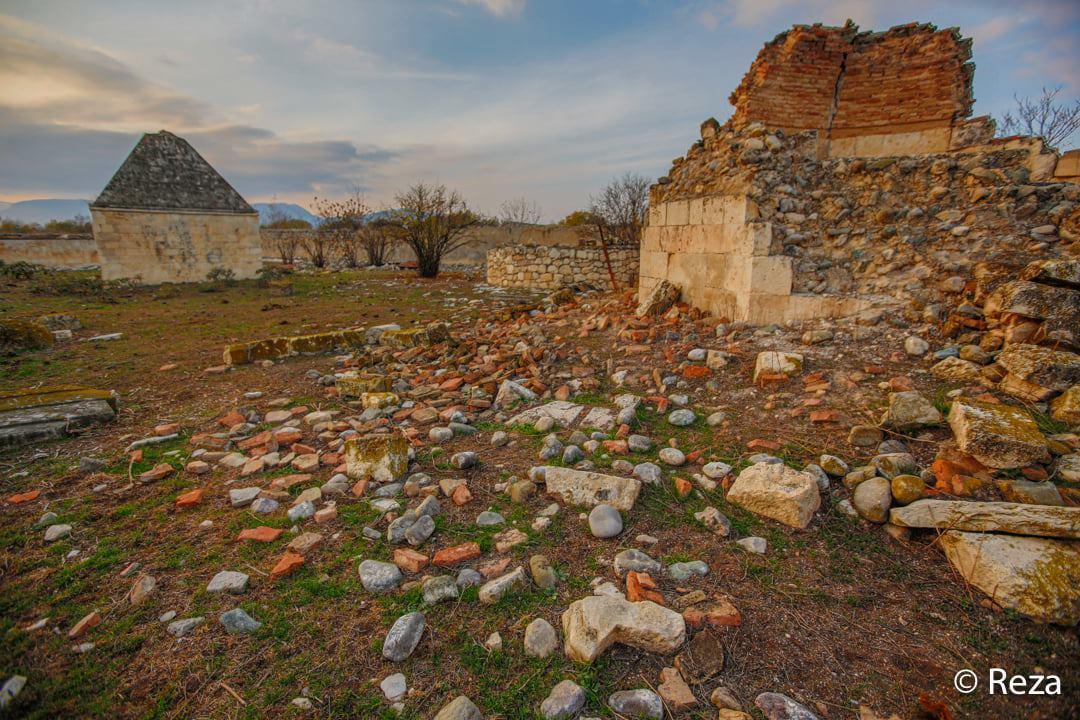 Армяне разрушили памятник Натаван и унесли ее останки