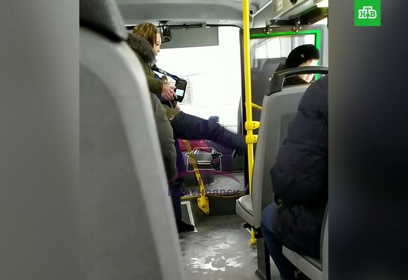 Женщину пинками выгнали из автобуса за отказ надеть маску
