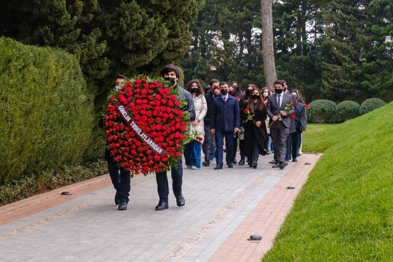 Gənclər bayramlarını Ulu Öndər və Şəhidlərimizi yad etməklə qeyd etdilər