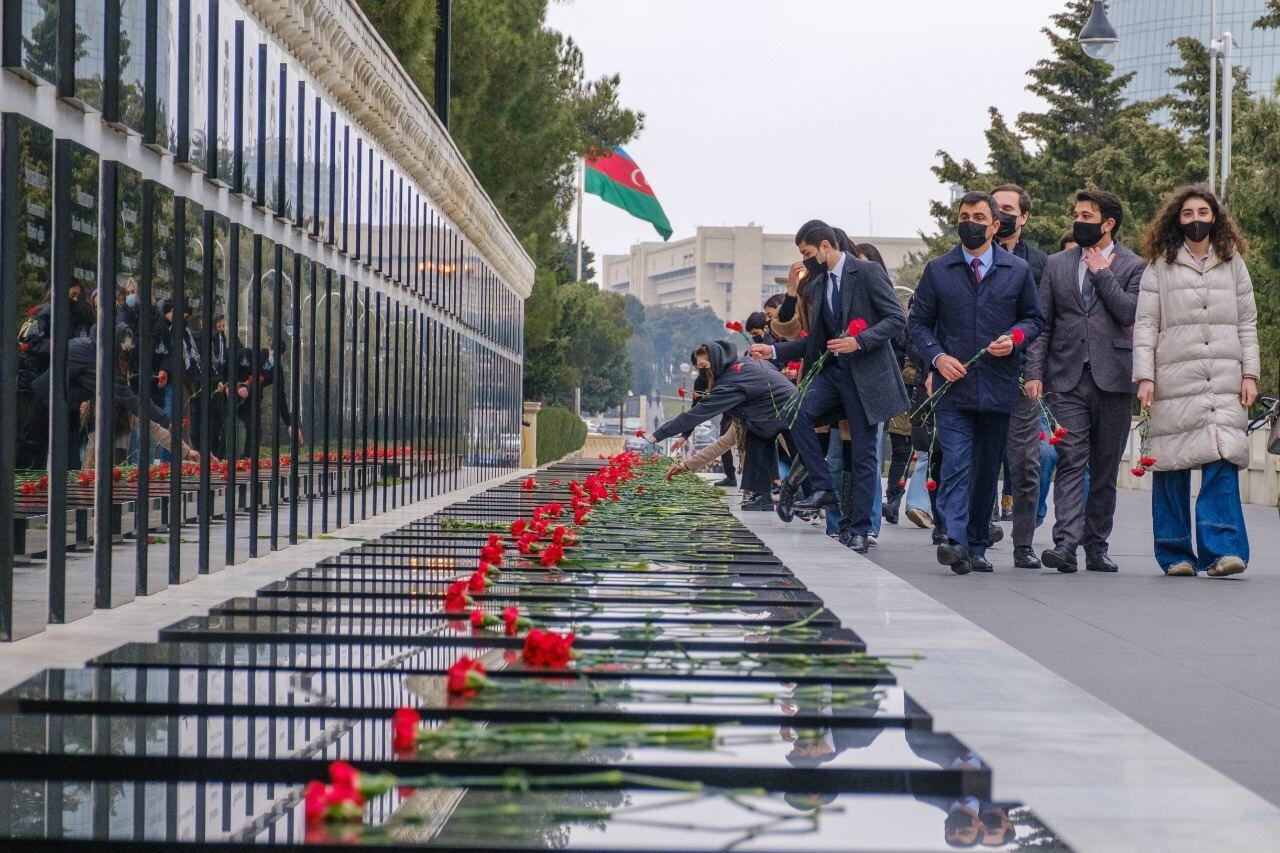 Gənclər bayramlarını Ulu Öndər və Şəhidlərimizi yad etməklə qeyd etdilər