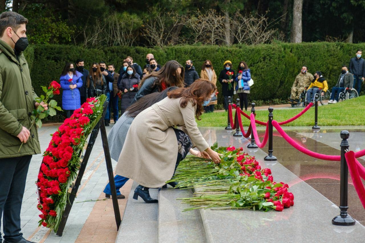 Gənclər bayramlarını Ulu Öndər və Şəhidlərimizi yad etməklə qeyd etdilər