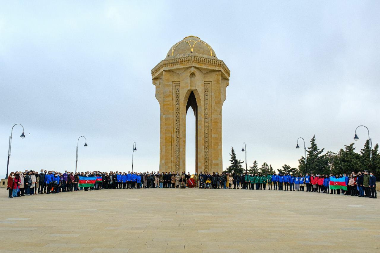 Gənclər bayramlarını Ulu Öndər və Şəhidlərimizi yad etməklə qeyd etdilər