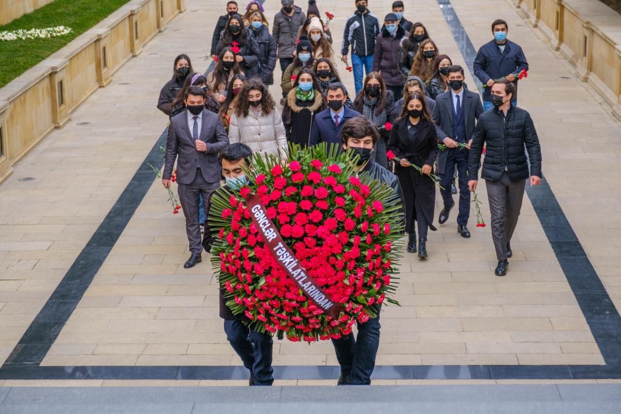 Gənclər bayramlarını Ulu Öndər və Şəhidlərimizi yad etməklə qeyd etdilər