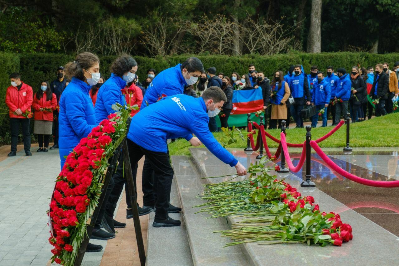 Gənclər bayramlarını Ulu Öndər və Şəhidlərimizi yad etməklə qeyd etdilər