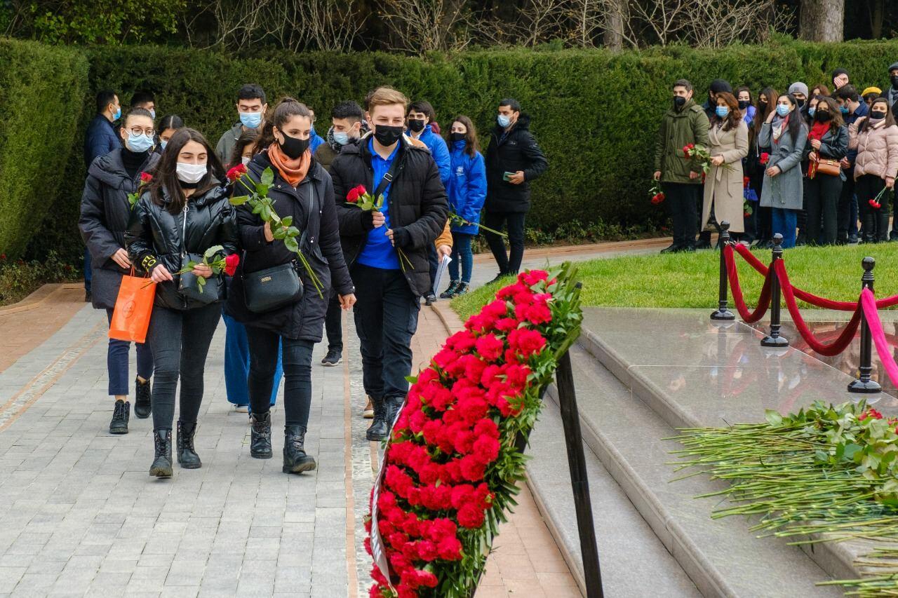 Gənclər bayramlarını Ulu Öndər və Şəhidlərimizi yad etməklə qeyd etdilər